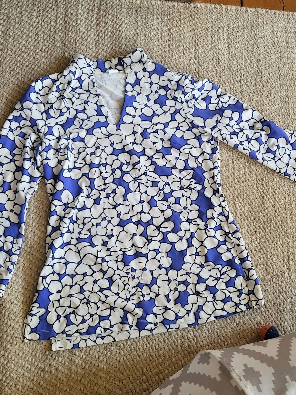 MAHI GOLD Blue and White Floral Neckline Top